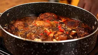 Rețetă tocăniță jamaicană. Cum se gătește și care e ingredientul care transformă această mâncare tradițională românească într-un dish caraibian de 5 stele
