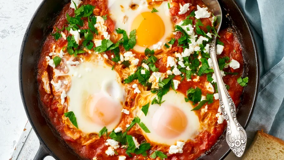 Huevos rotos, rețeta spaniolă care transformă cartofii și ouăle într-un preparat irezistibil