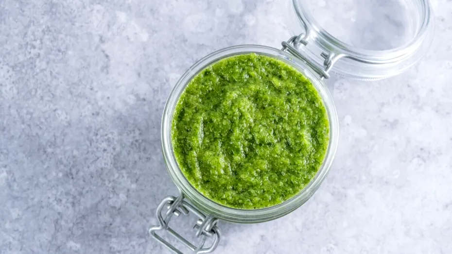 Ce să pui în sosul pesto din supermarket să devină mai cremos. Toate gospodinele au acest ingredient în frigider