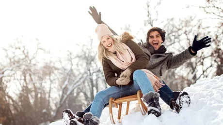 5 modalităţi de a te distra în zăpadă. Câte calorii arzi dacă te dai o oră cu sania