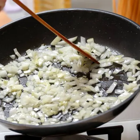 Cum elimini mirosul de ceapă călită din casă, după ce ai gătit, fără să folosești odorizante de cameră