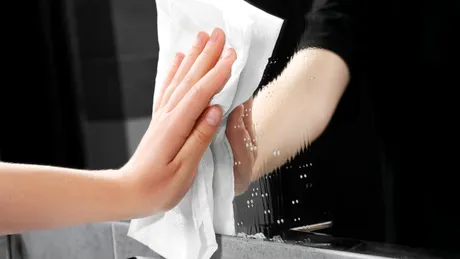 Cu ce să ștergi oglinda ca să nu rămână urme. Trucuri testate și eficiente