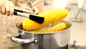 Cum cureți un știulete de porumb fără să împrăștii boabele prin toată bucătăria