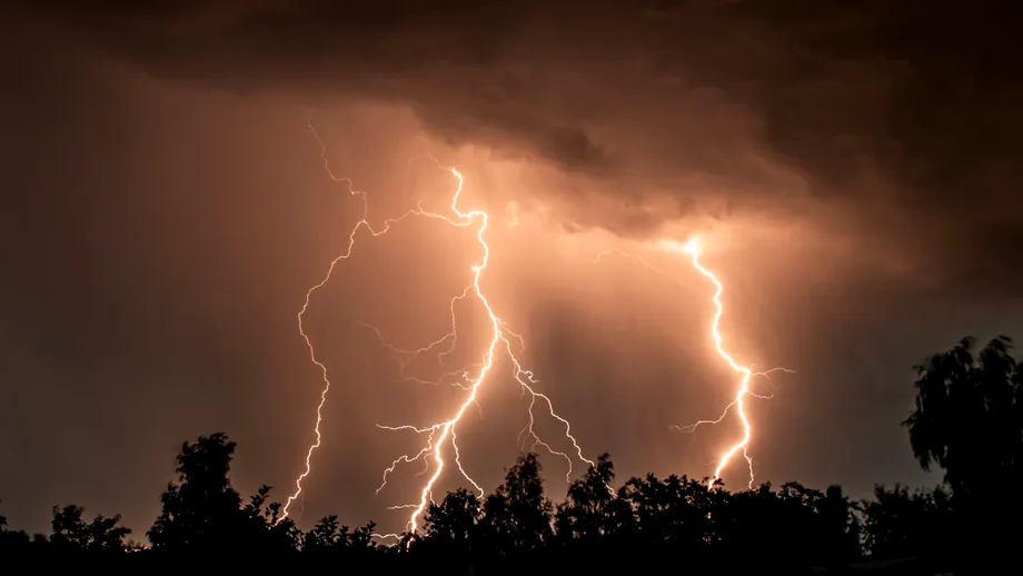 Avertizare meteo ANM de ploi torențiale de până la 100 de l/mp. Harta zonelor afectate de fenomene meteo extreme