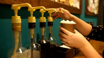 Ingredientul pe care să NU îl adaugi în cafea. Crește brusc glicemia și îngrașă – nu e zahărul
