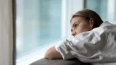 Distimia nu e doar o stare de tristețe. E o depresie cronică pe care mulți o duc pe picioare ani întregi