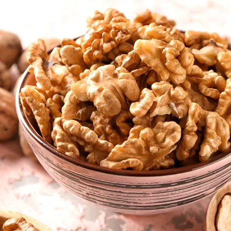 Nucile din cămară pot fi otrăvitoare. 6 semne că s-au stricat și îți pot face rău