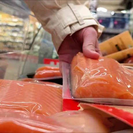 Alertă alimentară! Pește contaminat, retras din magazine după depistarea bacteriei Listeria. La ce să fiți atenți?