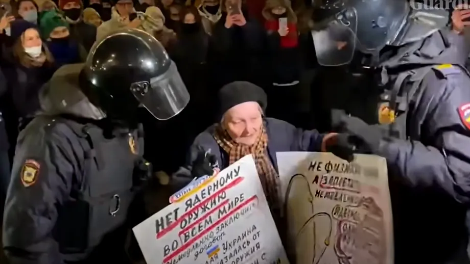 VIDEO. Povestea impresionantă a bătrânei ridicată de polițiștii ruși de la protest. Femeia a supraviețuit asediului Leningradului