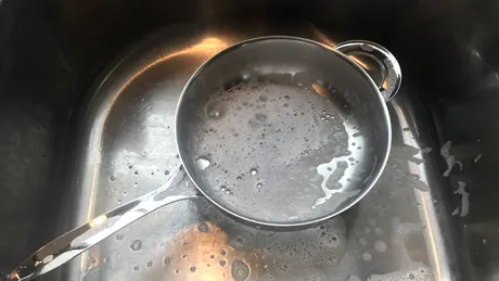 De ce să cureți chiuvetele cu înălbitor și apă fierbinte în luna septembrie