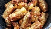 Secretul celor mai bune sarmale cu carne de porc și vită, în foi de varză murată. Ingredientul care le dă o culoare deosebită