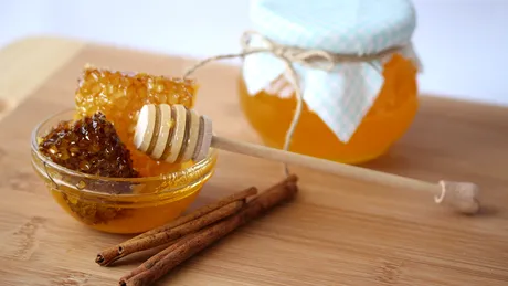 Cum să scapi de acnee cu miere și scorțișoară. Masca naturală care îți lasă pielea fără semne și cicatrici