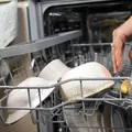 Paharele ies mate din mașina de spălat vase? Trucul simplu care le redă strălucirea
