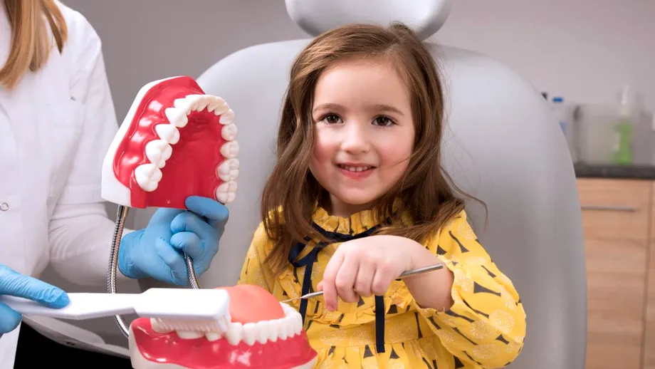 Înghesuirea dentară, una dintre cele mai comune probleme ortodontice la copii. Cum o tratezi?