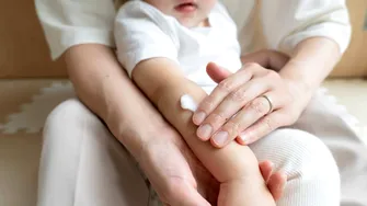 Cum alegem produsele cosmetice de vară pentru copii: sfaturi utile de la medicul dermatolog