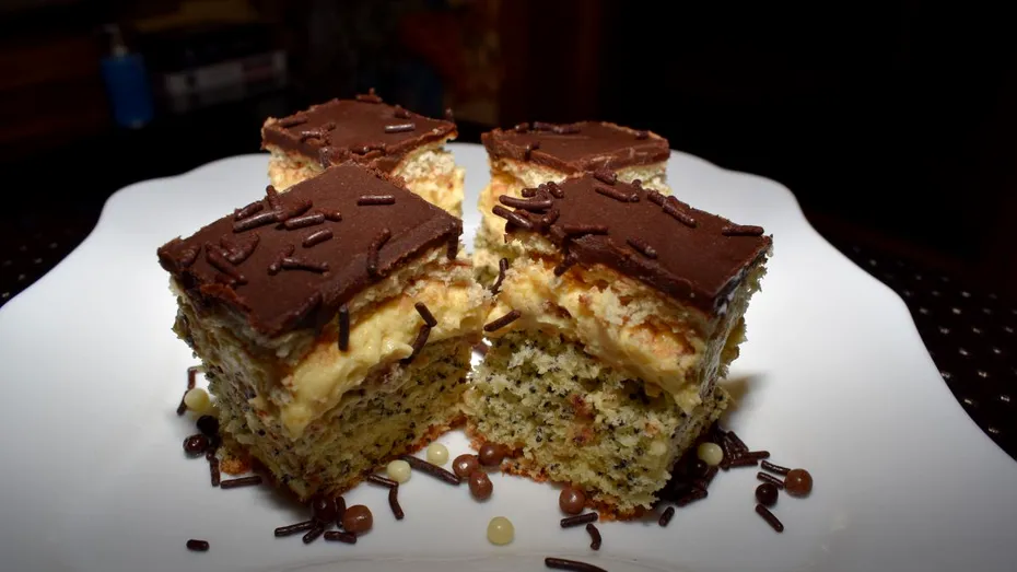 Prăjitură de post a călugărilor de la Mănăstirea Sihăstria Putnei. Simplă și gustoasă, perfectă lângă o cană de ceai sau cafea