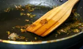 De ce se lipește mâncarea de tigaie, chiar dacă folosești ulei. Greșelile care îți strică preparatele