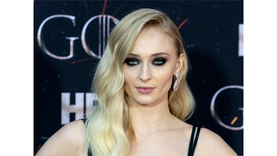 Sophie Turner: „Dacă eu pot să port masca în timp ce nasc, poți să o porți și tu în magazin”
