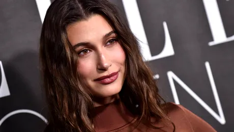 Hailey Bieber și „blurred lips”: machiajul discret care a cucerit vedetele în 2026