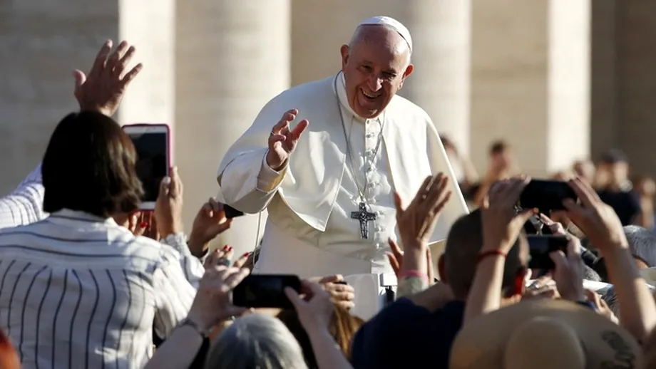 Ce este dubla pneumonie, boala care l-a lăsat pe Papa Francisc inconștient în spital