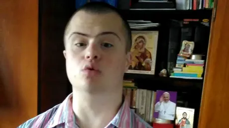 Lecţia de voinţă a lui Mihai, tânărul cu sindrom Down ajuns student la Teologie