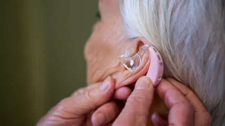 Persoanele cu aparat auditiv au un risc redus de deces. Ce spun studiile