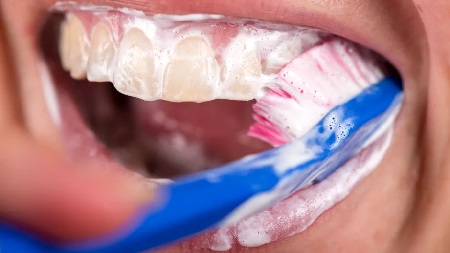 Ai grijă ce fel de periuță folosești! Poate să-ți strice dantura