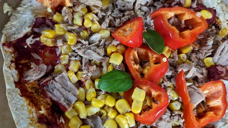 Cea mai rapidă și ieftină rețetă : pizza pe blat de lipie