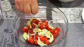 Acest condiment nu trebuie pus niciodată în salata de roșii cu castraveți. Românii îl adoră, dar face mai mult rău decât bine