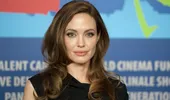 Angelina Jolie și-a arătat cicatricile rămase după mastectomie. În urmă cu 10 ani și-a scos și ovarele și trompele uterine