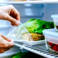 6 alimente pe care nu ar trebui să le învelești în folie alimentară. Se strică mai repede