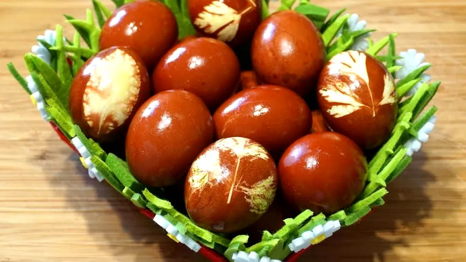 Ouă vopsite cu sfeclă roșie. Metoda naturală preferată de multe gospodine