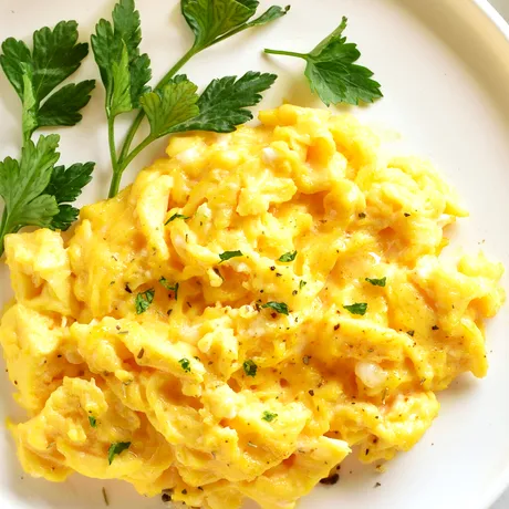 Cum să prăjești ouă fără tigaie și fără ulei. Ai nevoie doar de o cană!