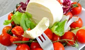 Câtă brânză cu roșii poți mânca fără să te îngrași? Cantitatea corectă în opinia nutriționistului