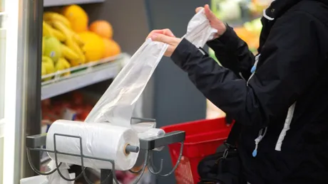 ⁠De ce nu e bine să folosești pungile de plastic din supermarket. Cum îți afectează legumele și fructele, de fapt