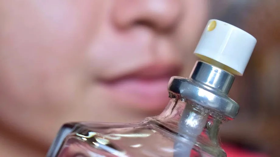 Cum să îndepărtezi petele de parfum de pe haine. Trucuri rapide, cu detergenți de vase