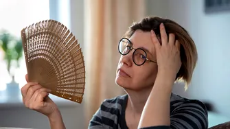 Descoperire în premieră! Bufeurile semnalează boala Alzheimer, nu doar menopauza