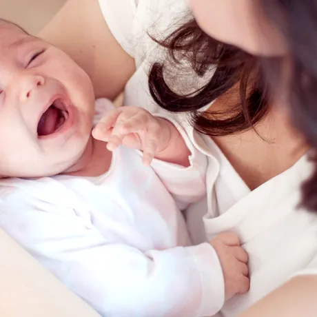 O fetiță de 11 luni a murit din cauza unui medicament administrat de mama sa, „primit pe stradă”. Femeia nu a consultat înainte prospectul, pentru că nu știe să citească