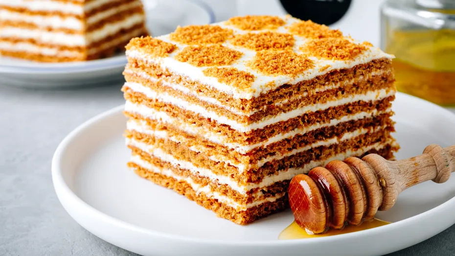 Rețetă Prăjitura Albinița cu miere și cremă de griș - un desert tradițional românesc