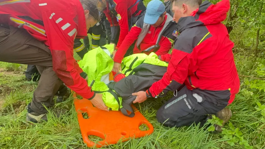 Noi imagini emoționante cu momentul în care copilul de 5 ani din Sibiu a fost salvat! Micuțul Alex a început să zâmbească