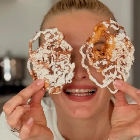 Cum pregătește Elwira Petre gogoși poloneze. O face în ultima joi înainte de Postul Paștelui: „În Polonia există o zi specială”