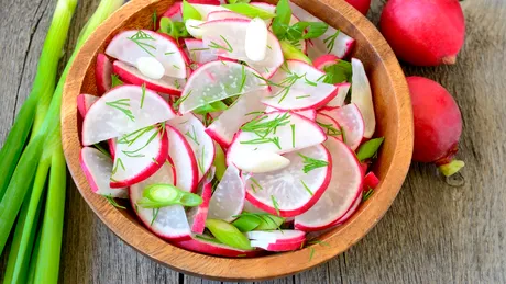 Alimentul de 2 lei care te scapă de constipație. Ridichile: beneficii și contraindicații