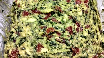 Guacamole – rețeta testată. Cum faci în doar 10 minute o salată de avocado cu roșii fantastic de bună