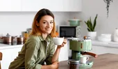 Bei cafea în fiecare zi? În aceste 5 situații poate face mai mult rău decât bine