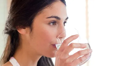 Ce se întâmplă în corpul tău dacă bei apă rece pe stomacul gol