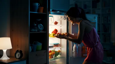 De ce ne îngrășăm dacă mâncăm seara?