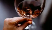 Câte pahare de vin beau zilnic oamenii care trăiesc până la 100 de ani. Secretul longevității din „Zonele Albastre”