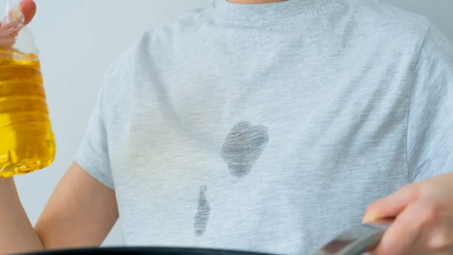 Pete de ulei pe haine? Cum le cureți eficient fără să deteriorezi materialul