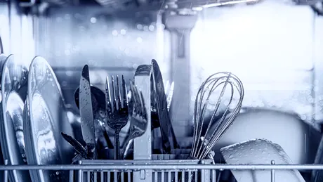 Cum să cureți corect mașina de spălat vase
