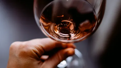 Câte pahare de vin beau zilnic oamenii care trăiesc până la 100 de ani. Secretul longevității din „Zonele Albastre”